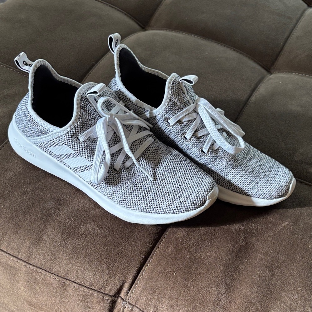 Adidas women’s size 8 cloudfoam comfort excellent used condition